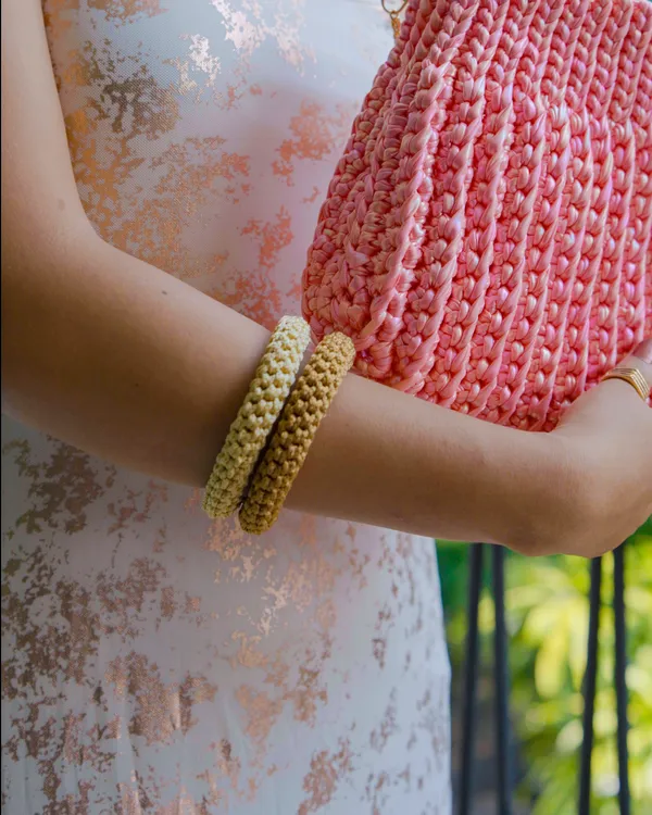 Bolso tejido rosa de Morain Atelier.