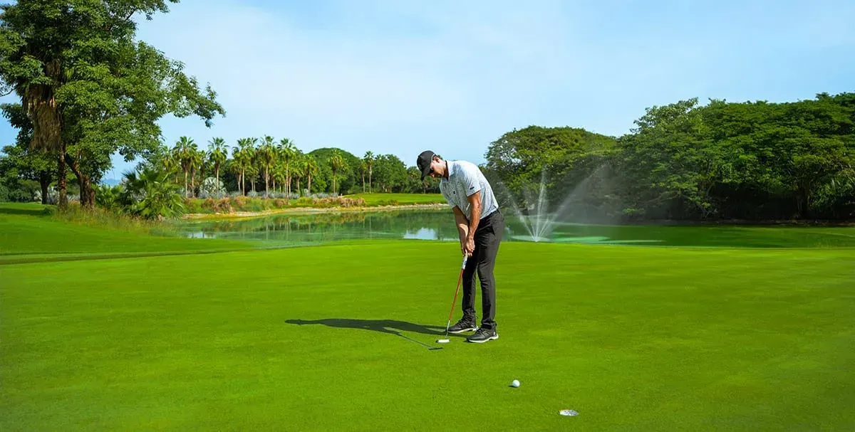 Un golfista en el green de Vista Vallarta.