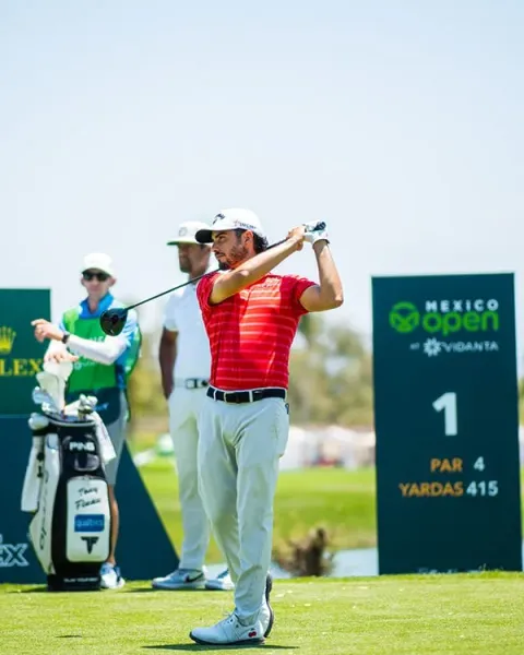 Un jugador sale del tee en el México Open at Vidanta.