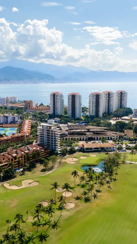 Marina Vallarta Club de Golf y la bahía desde el aire.