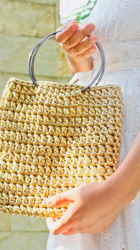 Bolso tejido dorado de Morain Atelier.