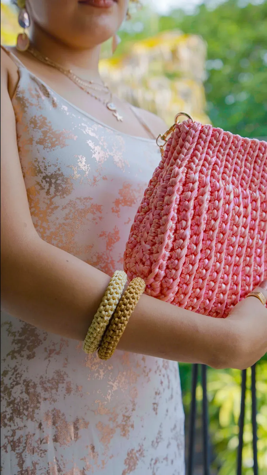 Bolso tejido rosa de Morain Atelier.