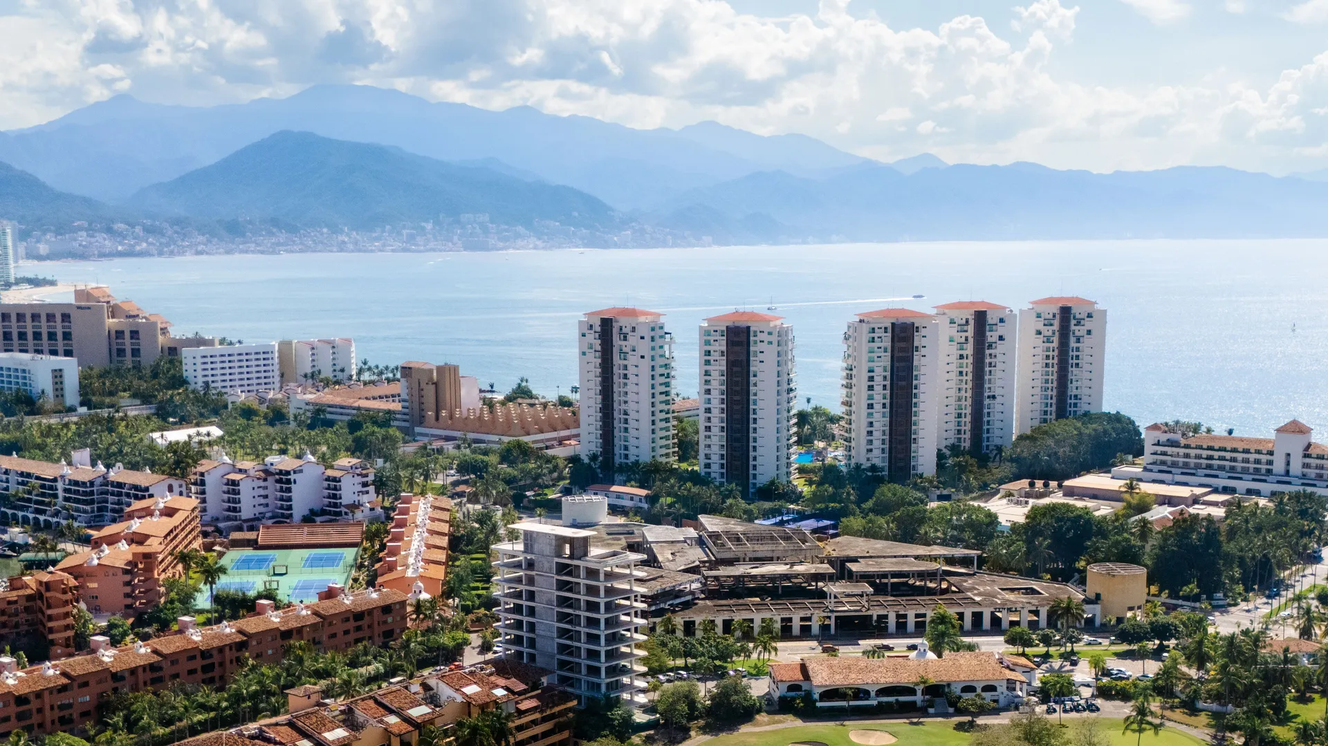Marina Vallarta y la bahía de Banderas desde el aire, con la sierra detrás.